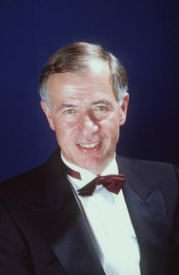 Bildnummer: 56764222  Datum: 01.02.1992  Copyright: imago/teutopressJ?rgen Weber 02/92 nou Mann grauhaarig Fliege festlich seri?s hoch Portrait l?chelnd People Shooting 01 xmk x0x 1992 hoch  56764222 Date 01 02 1992 Copyright Imago teutopress J?rgen Weber 02 92 Nou Man grauhaarig Fly festive seriously vertical Portrait smiling Celebrities Shooting 01 xmk x0x 1992 vertical-stock-foto