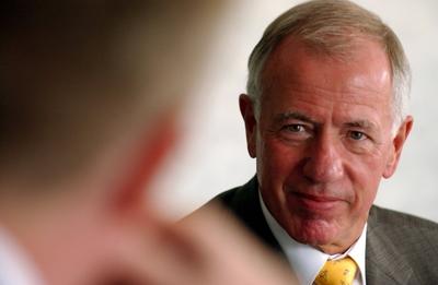 Bildnummer: 50526775  Datum: 05.08.2004  Copyright: imago/Uwe SteinertDr. J?rgen Weber (GER/Aufsichtsratsvorsitzender Lufthansa AG) anl?sslich eines Interviews in Berlin, Personen; 2004, Berlin, Manager, Aufsichtsrat, Vorsitzender, Unternehmensf?hrung, Journalist, Journalisten; , quer, Kbdig, Transport, Logistik, Wirtschaft, Deutschland, Randbild, People / Einzelbild, close / Airline, Airlines, Fluglinie, Fluglinie, Fluggesellschaft, Fluggesellschaften-stock-foto