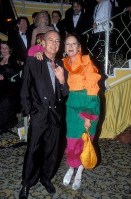 Bildnummer: 51653861  Datum: 21.01.1995  Copyright: imago/Michael WestermannRegisseurin Doris D?rrie (GER) mit Ehemann Helge Weindler (GER/Kameramann) anl?sslich des Deutschen Filmballs in M?nchen, Personen; 1995,  Deutscher Filmball, Regisseur; , hoch, Kbdia, Gruppenbild, Film, Kunst, Deutschland, Randbild, People o0 Kleidung, Bekleidung, Kleid, Ehepaar, Paar, Paare, Mann-stock-foto