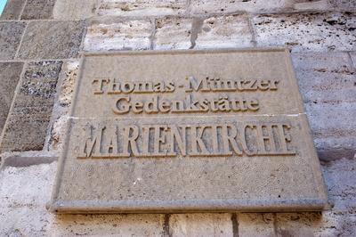 Bildnummer: 60796806  Datum: 05.09.2013  Copyright: imago/epd     Steintafel an der Marienkirche in M?hlhausen (Th?ringen) am 05.09.2013. Die f?nfschiffige Hallenkirche, die aus heimischem Travertin erbaut wurde, gilt als Meisterwerk der Gotik und ist, nach dem Erfurter Dom, die zweitgr??te Kirche Th?ringens. Errichtet wurde sie haupts?chlich im 14. Jahrhundert. Ihr 86,7 Meter hoher Mittelturm ist der h?chste des Bundeslandes und pr?gt ma?geblich die Stadtsilhouette. Die Marienkirche war dar?ber hinaus ein Ereignisort des Bauernkriegs um 1525, da der Revolutionsf?hrer Thomas M?ntzer hier als Pfarrer wirkte. Marienkirche in M?hlhausen Gesellschaft Religion xcb x0x 2013 quer Architektur Bauten evangelisch Evangelische Kirche Kirche Kirchengeb?ude Kultur Reformation Religionen Thomas M?ntzer-stock-foto