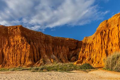 Felsformation an einer Kies- und Sandk?ste. Rote Klippen mit erstaunliche Formationen am Sandstrand. Praia da Fal?sia, Algarve, Portugal-stock-photo