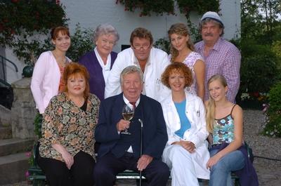 Bildnummer: 56957873  Datum: 04.09.2004  Copyright: imago/teutopressHauptdarsteller der ZDF-Serie Der Landarzt 09/04 her Mann Frau Schauspiel Schauspieler Schauspielerin TV Fernsehen Serie halb quer stehend sitzend l?chelnd drau?en vorn v.l.: Franziska Troegner, Heinz Reincke, Karina Thayenthal, Frederike Euler hinten v.l.: Nynne Bugat, Edith Behleit, Walter Plathe, Luise B?hr, Gerhard Olschewski Fototermin Der Landarzt (ZDF) am 04.09.2004 in Lindaunis People x0x xkg 2004 quer  56957873 Date 04 09 2004 Copyright Imago  Main actors the ZDF Series the LANDARZT 09 04 her Man Woman Acting Actor Actress TV Television Series half horizontal standing seated smiling outside front V l Franziska Troegner Heinz Reincke Karina Thayenthal Frederike Euler rear V l   Edith Behleit Walter Plathe Luise B?hr Gerhard Olschewski Photo call the LANDARZT ZDF at 04 09 2004 in Linda Unis Celebrities x0x xkg 2004 horizontal-stock-foto