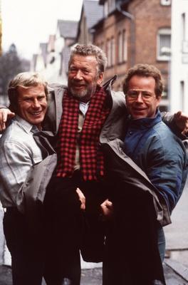 Bildnummer: 56659830  Datum: 01.01.1986  Copyright: imago/teutopressHeinz Reincke (Mitte) mit Ulli Kinalzik (li.) und Michael Hinz 01/86 - TV Fernsehen Theater Mann Schauspiel Schauspieler grauhaarig leger Mantel Schal Bart drau?en stehend halb hoch l?chelnd herumalbernd People 01 xmk x0x 1986 hoch Highlight  56659830 Date 01 01 1986 Copyright Imago teutopress Heinz Reincke centre with Ulli Kinalzik left and Michael Hinz 01 86 TV Television Theatre Man Acting Actor grauhaarig casual Coat Shawl Beard outside standing half vertical smiling herumalbernd Celebrities 01 xmk x0x 1986 vertical Highlight-stock-foto