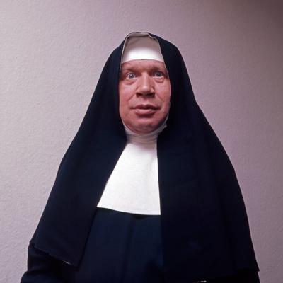 Der deutsche Schauspieler Heinz Reincke als Nonne Deutschland 1970er Jahre German actor Heinz Rein-stock-foto