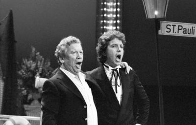 Bildnummer: 56673215  Datum: 26.08.1983  Copyright: imago/teutopressHeinz Reincke (li.) mit Michael Schanze 08/83 stroe Heinz Reincke (li.) und Michael Schanze am 26.08.1983 bei Start ins Gl?ck - Gl?cksspirale 1983 (ZDF) in der Westfalenhalle Dortmund Deutschland deutsch Deutscher Deutsche M?nner Mann TV Fernsehen Moderator Moderation Schauspieler Schauspiel Film german host presenter actor Kulisse Deko quer halb stehend singend sw Dortmunder People x0x xsk 1983 quer Aufmacher  56673215 Date 26 08 1983 Copyright Imago teutopress Heinz Reincke left with Michael Hill 08 83 Stroe Heinz Reincke left and Michael Hill at 26 08 1983 at Start ins Happiness Fortunately spiral 1983 ZDF in the Westfalenhalle Dortmund Germany German German German Men Man TV Television presenter Moderation Actor Acting Film German Host Presenter Actor Backdrop Decoration horizontal half standing singing black and white Dortmund Celebrities x0x xSK 1983 horizontal Highlight-stock-photo
