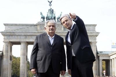 Praesident Uruguay, Gang durch Brandenburger Tor in Berlin-stock-foto