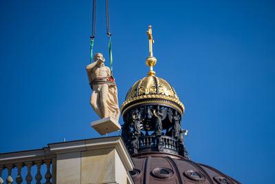 Statuen werden auf Humboldt Forum gesetzt-stock-photo