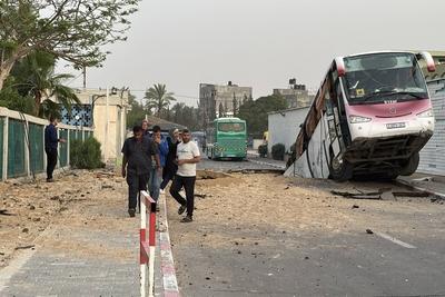 Palestinians inspect the damage, after the European Hospital was partially damaged following Israeli airstrikes-stock-foto