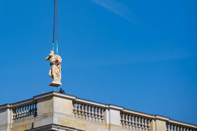 Statuen werden auf Humboldt Forum gesetzt-stock-photo