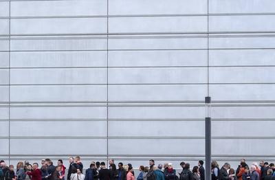 Besucher stehen vor dem neu eroeffneten Bauhaus Museum der Klassik Stiftung Weimar am Sonntag 07 04-stock-photo