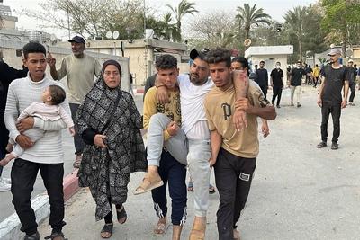 Palestinians inspect the damage, after the European Hospital was partially damaged following Israeli airstrikes-stock-foto
