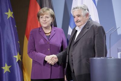 Bildnummer: 56193236  Datum: 18.10.2011  Copyright: imago/Metodi PopowBesuch des Pr?sidenten der Republik Uruguay in Berlin, Foto: Bundeskanzlerin Angela Merkel, Pr?sident der Republik ?stlich des Uruguay. Jos? Alberto Mujica Cordano People Politik premiumd x0x xsk 2011 quer Menschen Personen Politik Politiker Demokratie Staat Deutschland Partei Bundesrepublik  56193236 Date 18 10 2011 Copyright Imago Metodi Popov Visit the President the Republic Uruguay in Berlin Photo Chancellor Angela Merkel President the Republic east the Uruguay Jos Alberto Mujica Cordano Celebrities politics premiumd x0x xSK 2011 horizontal People People politics Politicians Democracy State Germany Party Federal-stock-photo