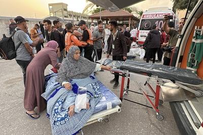 Palestinians inspect the damage, after the European Hospital was partially damaged following Israeli airstrikes-stock-foto