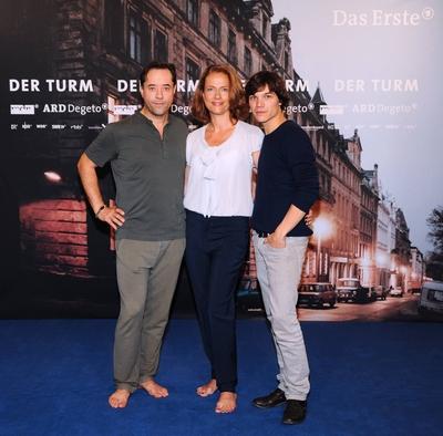 Bildnummer: 58328718  Datum: 09.08.2012  Copyright: imago/Michael WigglesworthJan Josef Liefers, Claudia Michelsen, Sebastian Urzendowsky. Fototermin : Der Turm nach dem gleichnamigen Roman von Uwe Tellkamp. Zweiteiliger Film und Dokumentation des ARD/MDR. Hamburg 09.08.2012 People Entertainment Pressetermin Photocall Film xdp x0x 2012 quadrat 2012 hamburg ard mdr fototermin zweiteiler film dokumentation ganzfigur 58328718 Date 09 08 2012 Copyright Imago Michael Wigglesworth Jan Joseph Liefers Claudia Michelsen Sebastian Urzendowsky Photo call the Tower after the same Novel from Uwe Tellkamp  Film and Documentation the ARD MDR Hamburg 09 08 2012 Celebrities Entertainment Press call photo call Film XDP x0x 2012 Square 2012 Hamburg ARD MDR Photo call Two divider Film Documentation Full figure-stock-foto