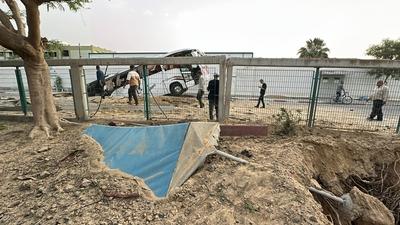 Palestinians inspect the damage, after the European Hospital was partially damaged following Israeli airstrikes-stock-foto