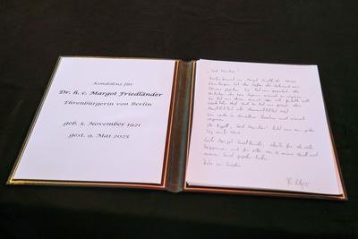 Eintragung in das Kondolenzbuch f?r die verstorbene Ehrenb?rgerin von Berlin, Margot Friedl?nder in Berlin-stock-foto