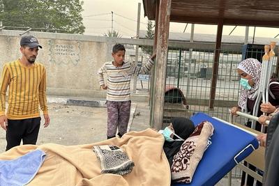 Palestinians inspect the damage, after the European Hospital was partially damaged following Israeli airstrikes-stock-foto