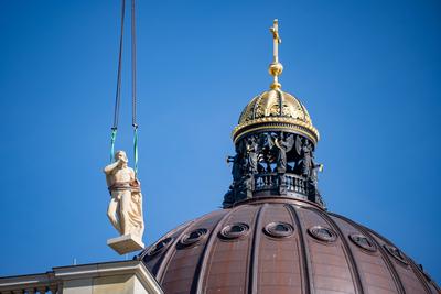 Statuen werden auf Humboldt Forum gesetzt-stock-photo