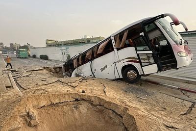 Palestinians inspect the damage, after the European Hospital was partially damaged following Israeli airstrikes-stock-foto