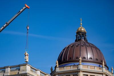 Statuen werden auf Humboldt Forum gesetzt-stock-photo
