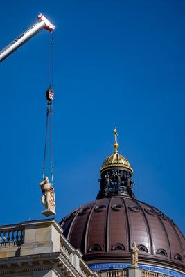 Statuen werden auf Humboldt Forum gesetzt-stock-photo