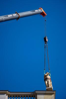 Statuen werden auf Humboldt Forum gesetzt-stock-photo