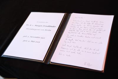 Eintragung in das Kondolenzbuch f?r die verstorbene Ehrenb?rgerin von Berlin, Margot Friedl?nder in Berlin-stock-foto