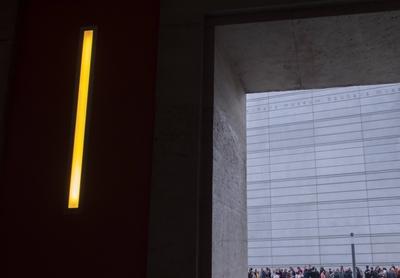 Besucher stehen vor dem neu eroeffneten Bauhaus Museum der Klassik Stiftung Weimar am Sonntag 07 04-stock-photo