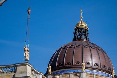Statuen werden auf Humboldt Forum gesetzt-stock-photo