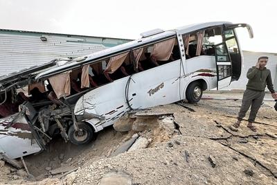 Palestinians inspect the damage, after the European Hospital was partially damaged following Israeli airstrikes-stock-foto