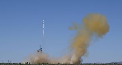 China, Start einer Langer Marsch-Rakete in Jiuquan JIUQUAN, CHINA - MAY 14: The Long March-2D carrier rocket carrying a-stock-photo