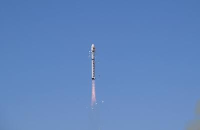 China, Start einer Langer Marsch-Rakete in Jiuquan JIUQUAN, CHINA - MAY 14: The Long March-2D carrier rocket carrying a-stock-photo
