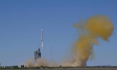 China, Start einer Langer Marsch-Rakete in Jiuquan JIUQUAN, CHINA - MAY 14: The Long March-2D carrier rocket carrying a-stock-photo