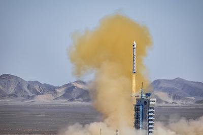 China, Start einer Langer Marsch-Rakete in Jiuquan JIUQUAN, CHINA - MAY 14: The Long March-2D carrier rocket carrying a-stock-photo