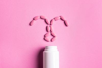 Geb?rmutter aus rosa Pillen, minimales Konzept f?r die weibliche Gesundheit-stock-photo