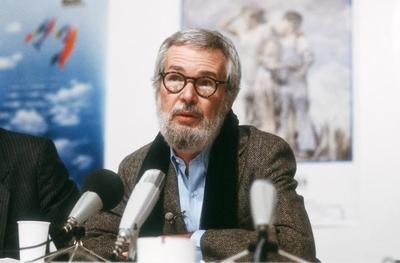 Bildnummer: 58438597  Datum: 01.02.1985  Copyright: imago/teutopressRobert Benton (Regisseur) 02/85 rag Mann Regie grauhaarig kurzhaarig Bart Schn?uzer Brille leger Jackett Hemd Schal halb quer sprechend zur Seite schauend aufschauend Mikrophon People x0x xkg 1985 quer  58438597 Date 01 02 1985 Copyright Imago  Robert Benton Director 02 85 RAG Man Director grauhaarig short Beard Schn?uzer Glasses casual Jacket Shirt Shawl half horizontal Spoken to Side looking looking up Microphone Celebrities x0x xkg 1985 horizontal-stock-photo