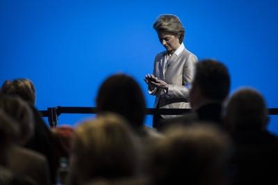 Ursula von der Leyen, CDU, Bundesverteidigungsministerin, tippt auf ihrem Smartphone im Rahmen des 30. Parteitags der C-stock-photo