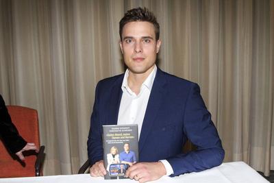 ARD Tagesschau Sprecher Constantin Schreiber bei der Buch Vorstellung Guten Abend, meine Damen und Herren Ein Gespraech ?ber die Liebe, das Leben, Glueck und die Nachrichten am Donnerstag 03.Niovember 2022 in HJamburg HH Deutschland *** ARD News of the day Spokesperson Constantin Schreiber at the Book presentation Good Evening, My ladies and Men a Talk via the Love, the Life, Glueck and the News on Thursday 03 Niovember 2022 in HJamburg HH Germany-stock-foto