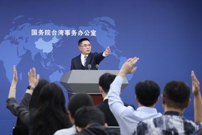 BEIJING, CHINA - MAY 14: Chen Binhua, spokesman for the Taiwan Affairs Office of the State Council, gestures at a regula-stock-foto