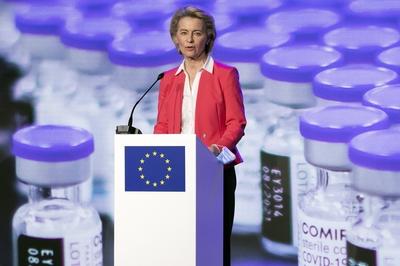 Pfizer Visit of Ursula von der Leyen with Alexander De Croo PUURS, BELGIUM - APRIL 23: Visit of Commissioner Ursula von-stock-foto