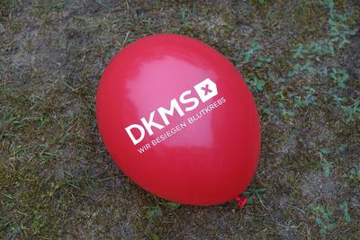Luftballon mit DKMS Luftballon mit DKMS, 06.05.2023, Fichtenwalde, Brandenburg, Auf einem roten Luftballon befindet sich-stock-foto