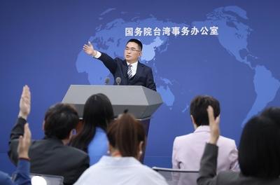 BEIJING, CHINA - MAY 14: Chen Binhua, spokesman for the Taiwan Affairs Office of the State Council, gestures at a regula-stock-foto