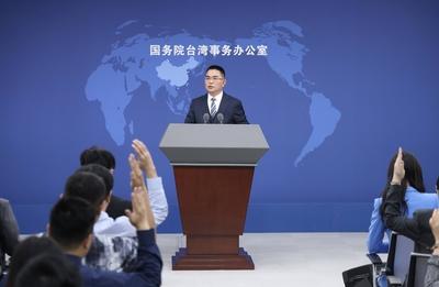 BEIJING, CHINA - MAY 14: Chen Binhua, spokesman for the Taiwan Affairs Office of the State Council, speaks at a regular-stock-foto