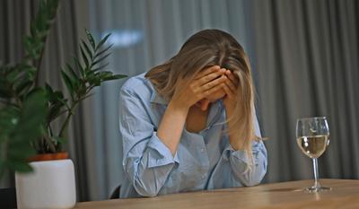 Frau leidet unter Depressionen und trinkt Alkohol.-stock-foto