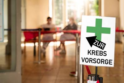Germany - June 20, 2024: For cancer screening! It says on a sign in a doctor s surgery or at the family doctor s. You ca-stock-foto