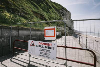 Climate change and overtourism threaten France s coastlines A warning sign that reads Danger Landslide. Do not walk to t-stock-foto