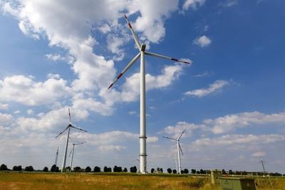 Windr?der am Tagebau Garzweiler bei K?ln. Hochneukirch, 22.06.2019 *** Wind turbines at the Garzweiler opencast mine ne-stock-foto