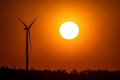 Sonnenuntergang neben Windrad 22.04.2020, Weilrod (Hessen): Die Sonne geht neben einem Windrad unter., Weilrod Deutschl-stock-foto