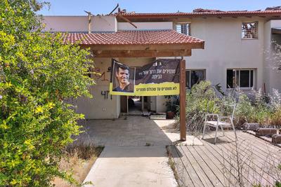 Be?eri, Israel, 14.05.2025: Teilweise zerst?rte und verlassene H?user in einem Kibbuz nahe Gazastreifen. Auf Plakaten si-stock-foto