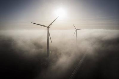 Windraeder im Nebel, aufgenommen in Wischer, 19.12.2019. Wischer Deutschland *** Windmills in fog, recorded in Wischer,-stock-foto
